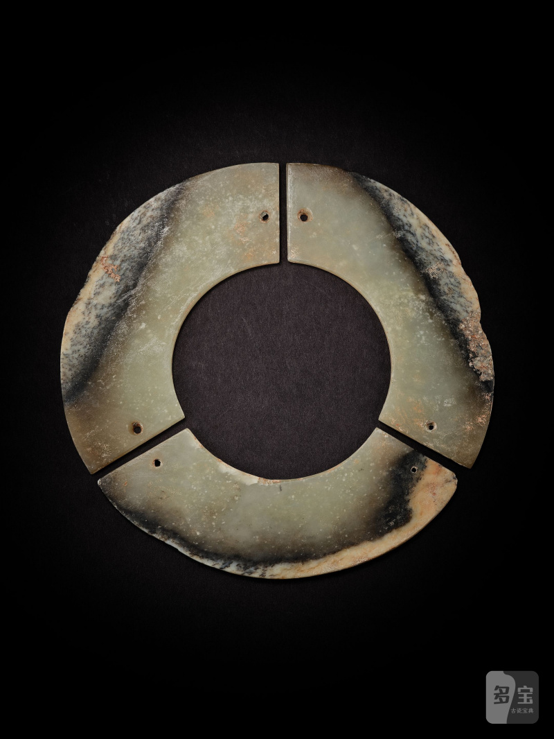 新石器時代　三璜聯璧 | A SET OF THREE ARCHAIC JADE ARC-SHAPED PENDANTS, HUANG - 图2